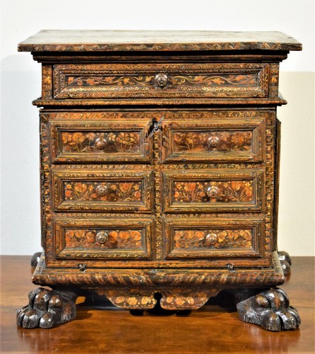Coin cabinet with flap lid entirely inlaid with various woods  - Furniture Style Renaissance